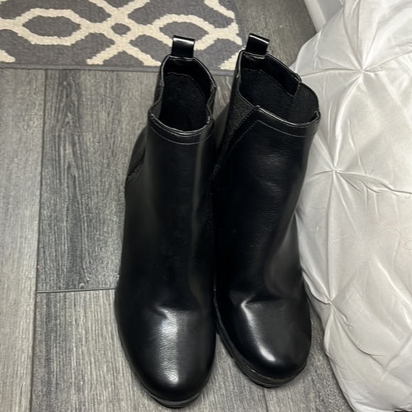 Black heeled boots - Picture 2 of 4